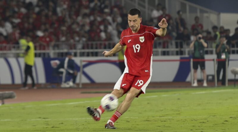 Thom Haye dan Shayne Pattynama latihan Timnas Indonesia