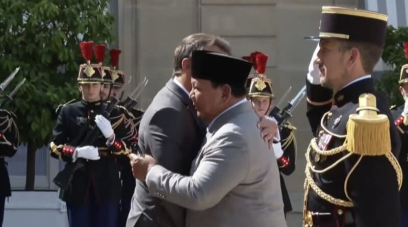 Prabowo Disambut Pelukan Hangat Macron di Istana Elysee Paris