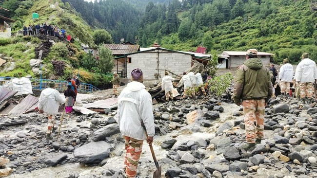 Banjir bandang dan tanah longsor melanda Desa Dharali di negara bagian Uttarakhand, Himalaya, India utara