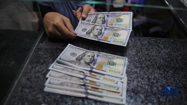 Dolar AS menembus Rp 17.800 warga melakukan penukaran mata uang di money changer Jakarta