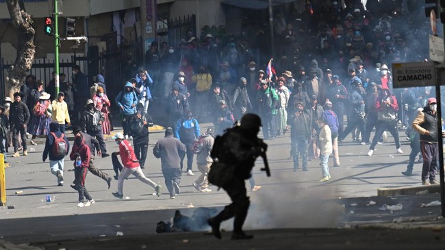 Krisis Bolivia - Demonstran menentang Presiden Rodrigo Paz di La Paz