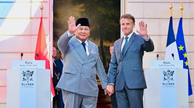 Prabowo Subianto bersama Emmanuel Macron di Istana Elysee Paris