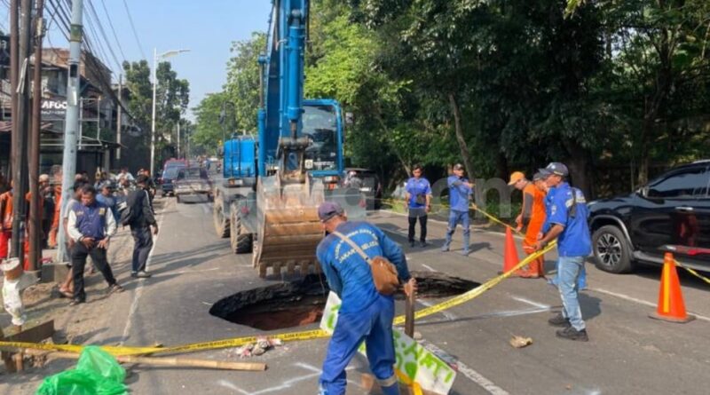 Jalan amblas di Jalan Raya Lenteng Agung Jakarta Selatan