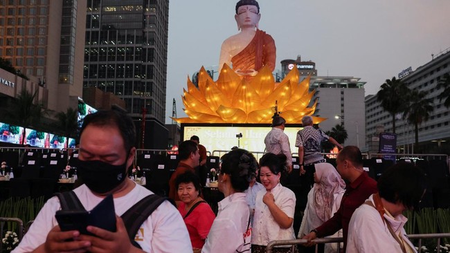 Illumination of Jakarta Glow of Peace Waisak 2570 BE di Bundaran HI