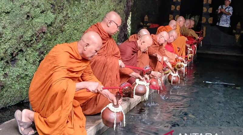 Biksu mengambil air berkah di Umbul Jumprit Temanggung menyambut Waisak 2570 BE