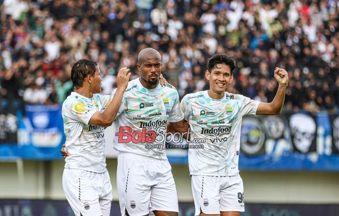 Gervane Kastaneer bermain di Timnas Curacao saat kalah dari Skotlandia 4-1