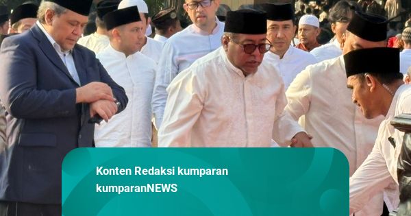 Wakil Gubernur DKI Jakarta Rano Karno saat melaksanakan salat Idul Adha di Kompleks Balai Kota DKI Jakarta
