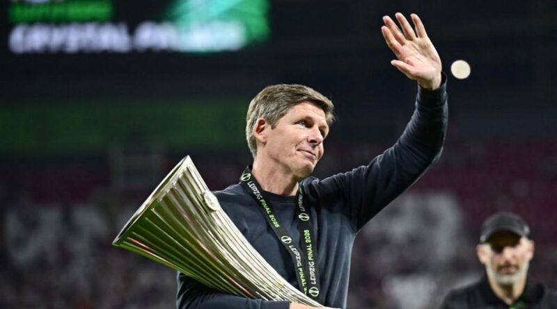 Oliver Glasner merayakan gelar juara Conference League bersama Crystal Palace