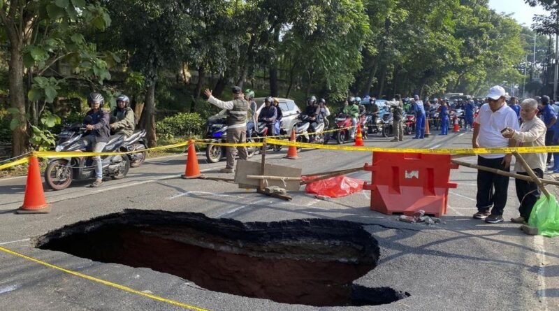 Jalan Raya Lenteng Agung Jakarta Selatan amblas menyebabkan kemacetan parah